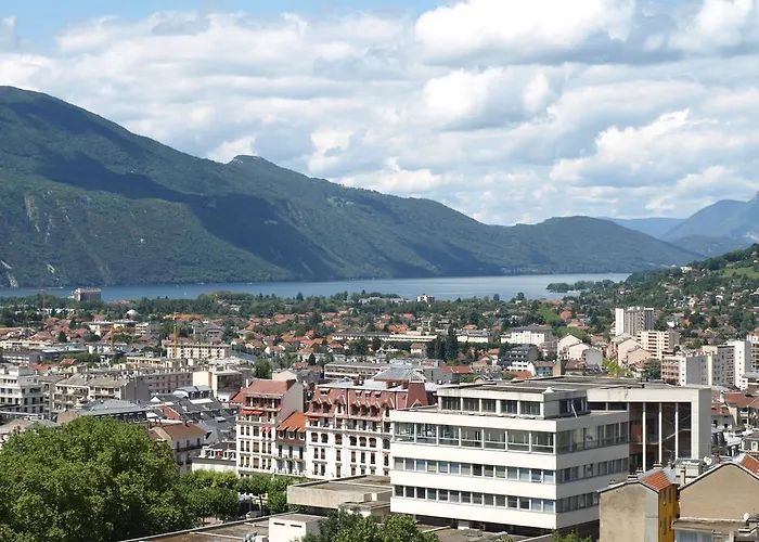 Aux Meubles Du Manoir מלון דירות 3*