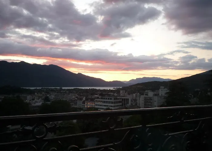 Aux Meubles Du Manoir מלון דירות