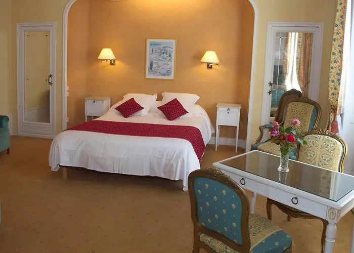 מלון דירות Aux Meubles Du Manoir 3*