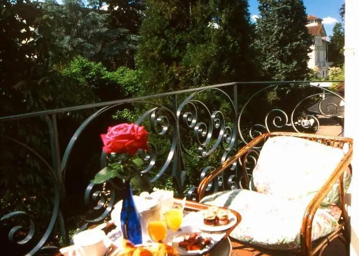 מלון דירות Aux Meubles Du Manoir אקס-לה-באינס