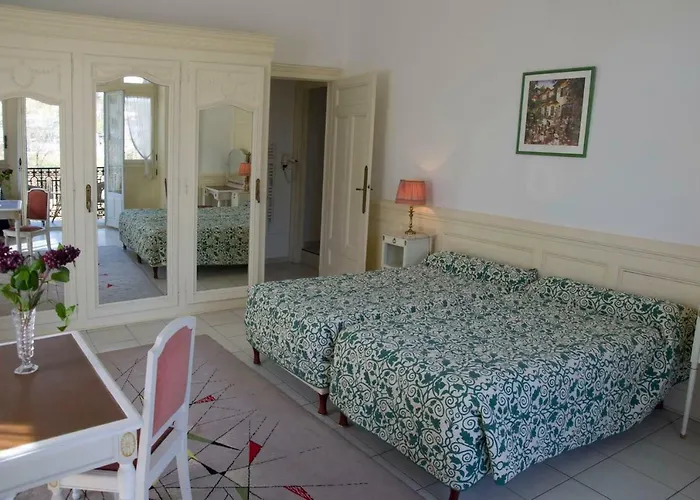 Aux Meubles Du Manoir מלון דירות אקס-לה-באינס